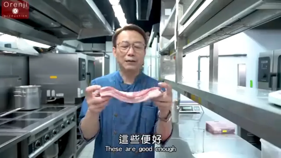 挑選並修整豬腩肉厚度