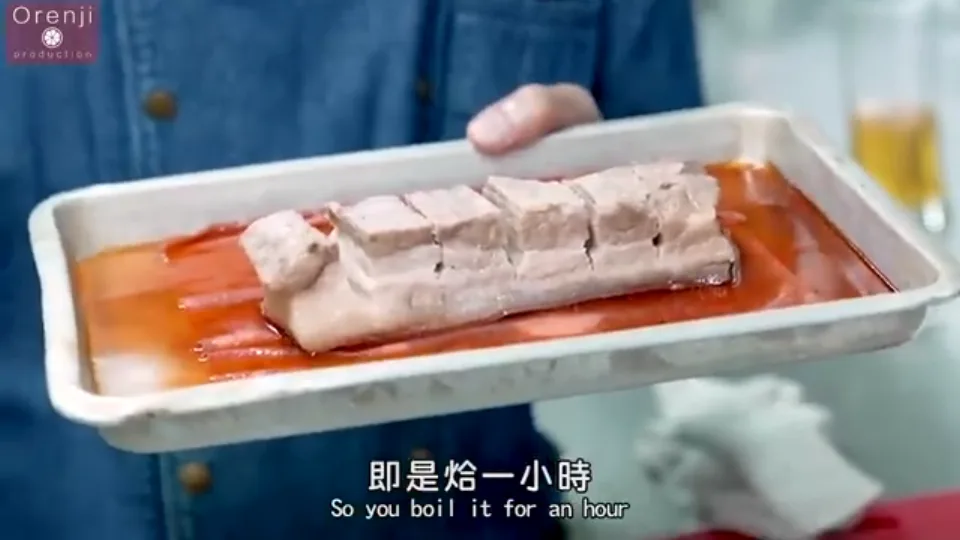 平鋪廚房紙浸泡豬皮軟化表層