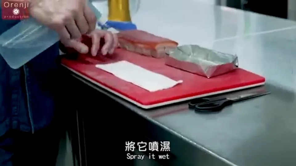 折製錫紙盒並墊噴濕廚房紙隔熱