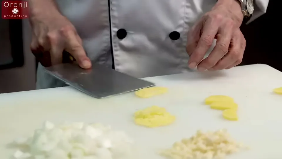Dice the onion, mince the ginger and garlic