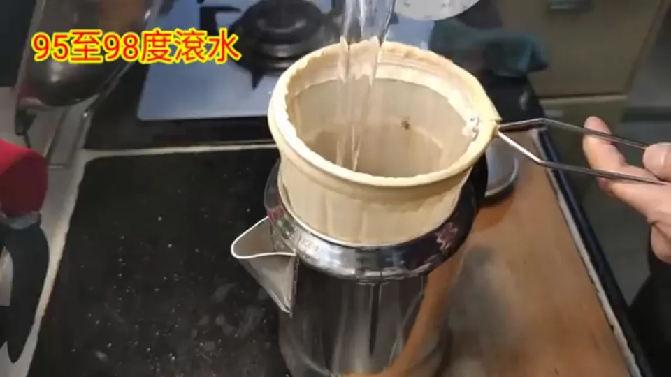 注入高溫滾水充分浸潤茶粉