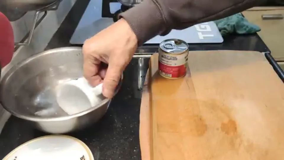 厚身陶瓷奶茶杯注入熱水溫杯
