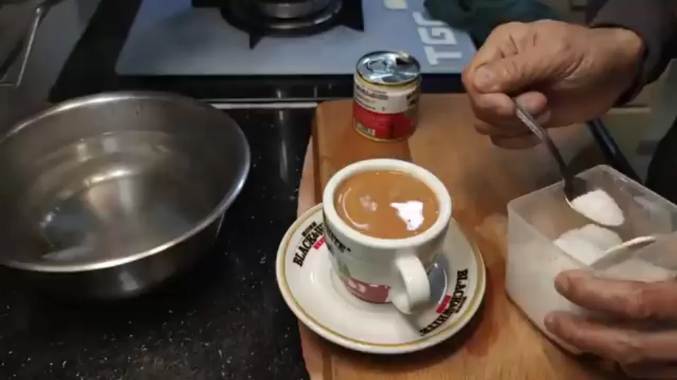 拉高茶壺衝撞入奶並拌糖享用