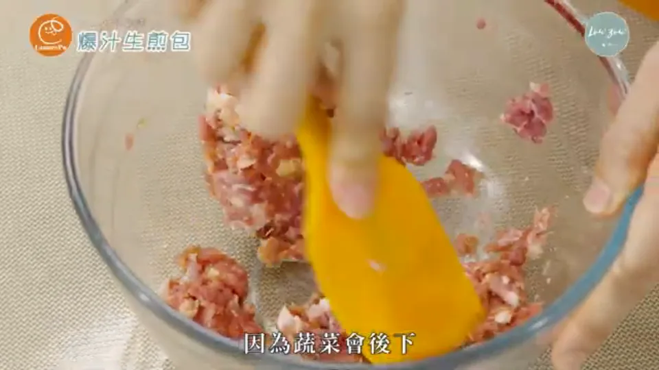 Beating minced pork with spatula to develop stickiness