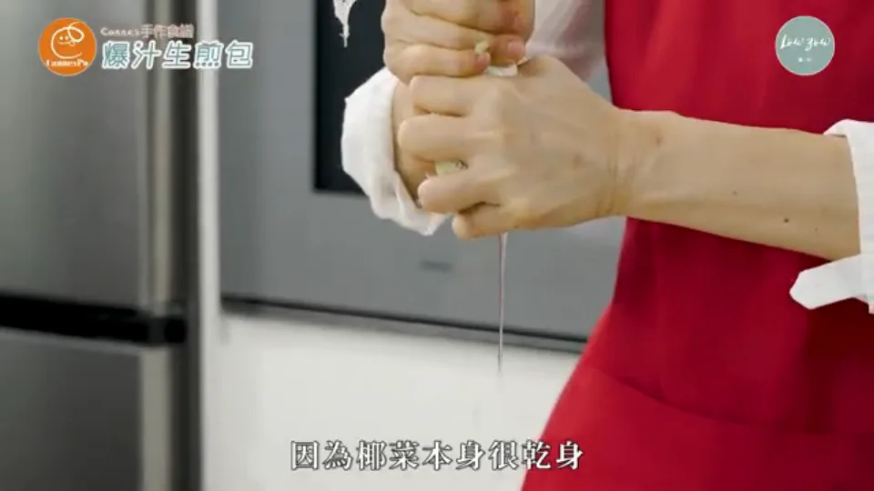 Wringing out cabbage moisture tightly with cloth