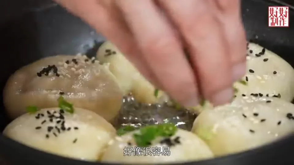 Garnish with sesame seeds and scallions, then cover for 30 seconds
