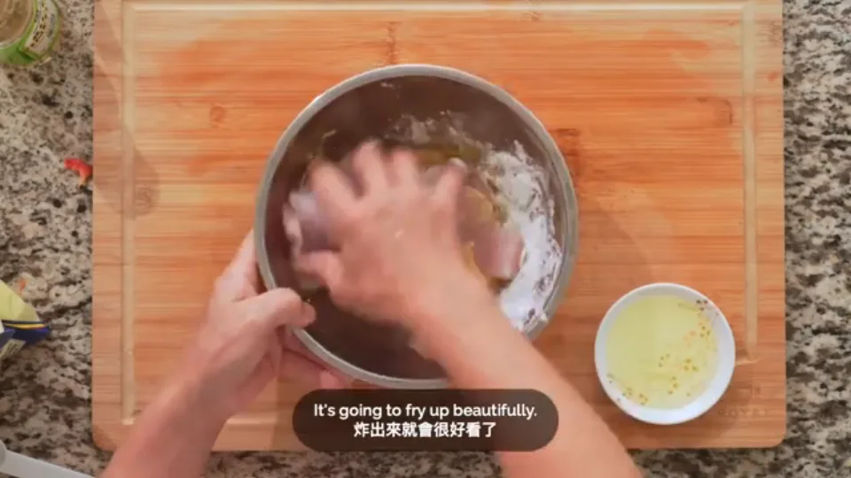 加入粟粉、胡椒粉與蛋黃,抓醃魚肉底味