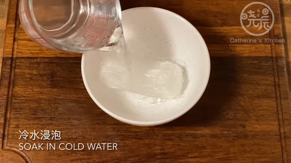 泡發粉絲與處理蔬菜