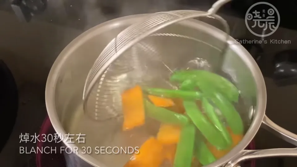 煎老豆腐至兩面金黃