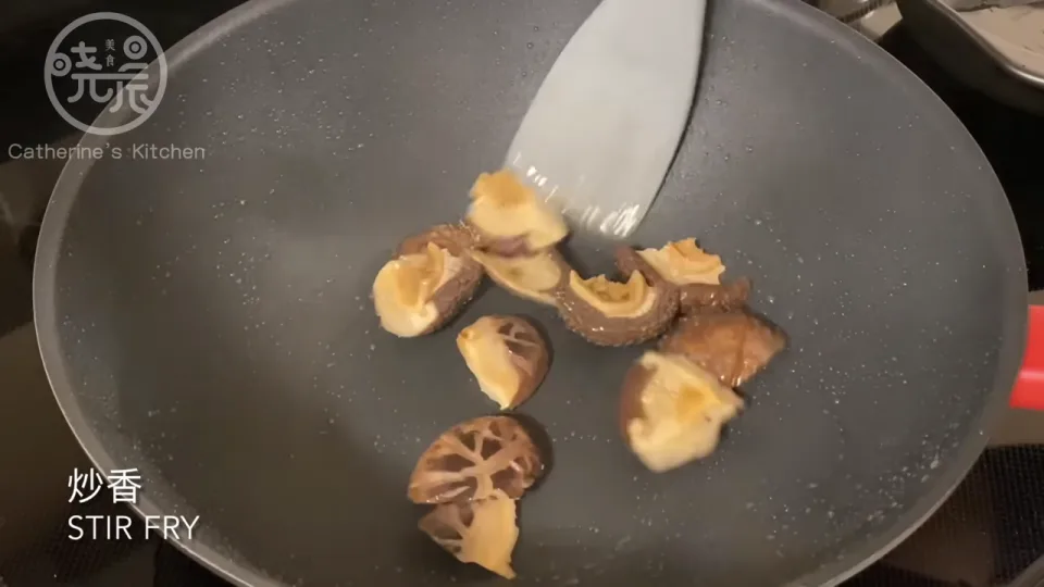 煸炒三款菇類釋放鮮味