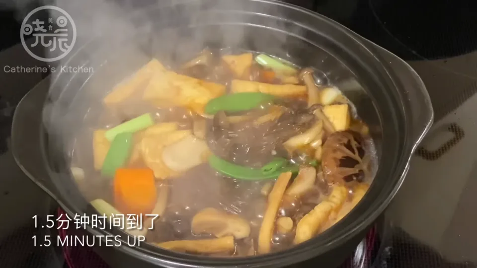 開蓋撒蔥段熱騰上桌